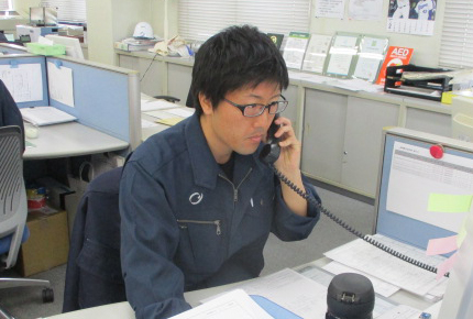 運送会社へのコンテナドレイジ（注1）依頼表の作成