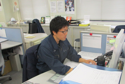 輸出業務に関わる書類の作成、入出庫処理